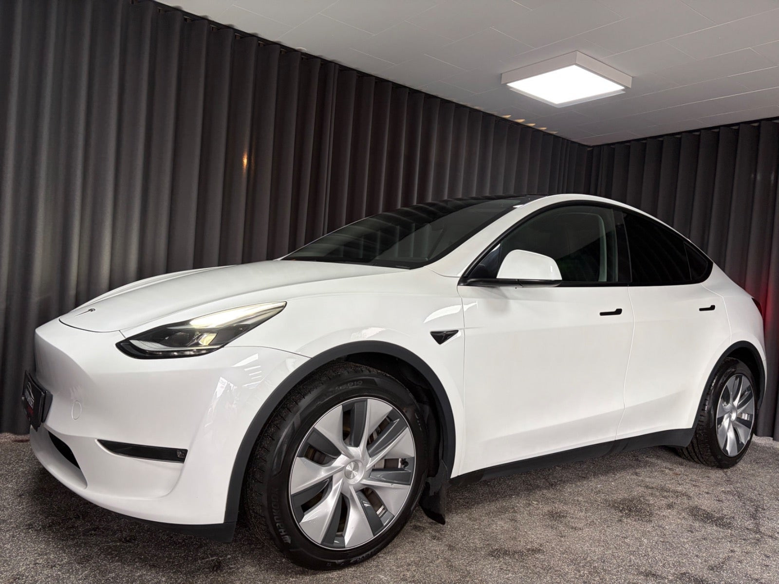 Hvid Tesla Model Y fra 2023