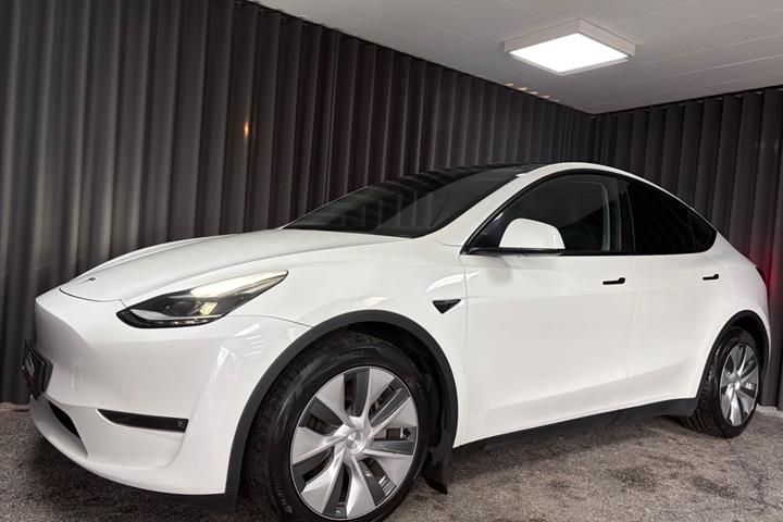 Hvid Tesla Model Y fra 2023