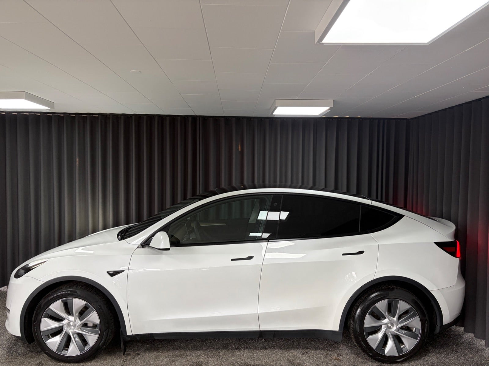 Hvid Tesla Model Y fra 2023