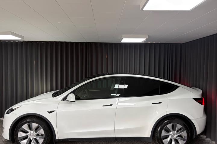 Hvid Tesla Model Y fra 2023