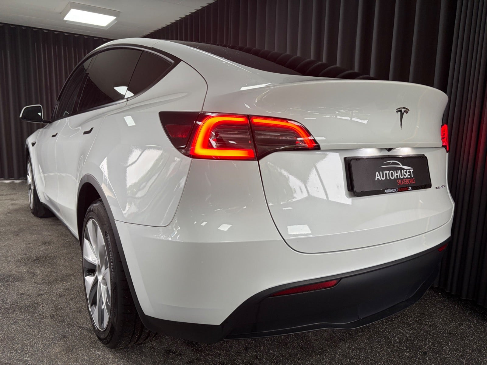 Hvid Tesla Model Y fra 2023