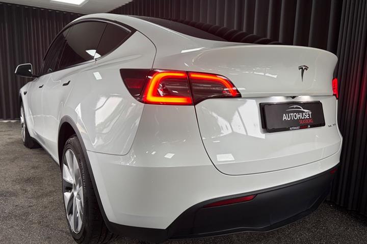 Hvid Tesla Model Y fra 2023