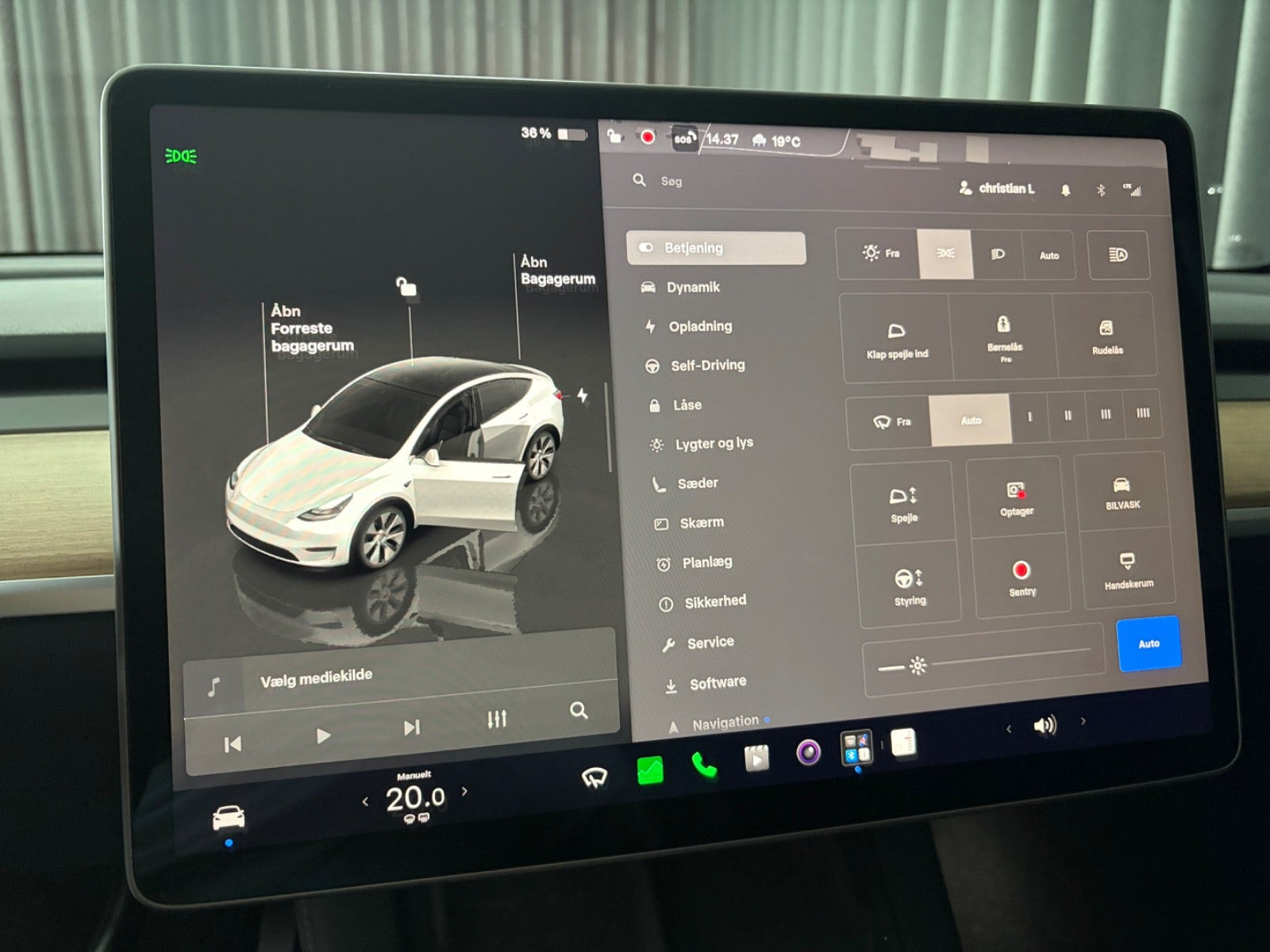 Hvid Tesla Model Y fra 2023