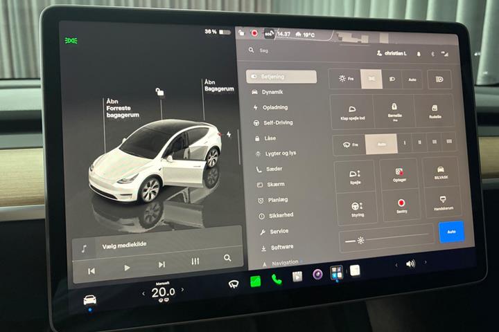 Hvid Tesla Model Y fra 2023