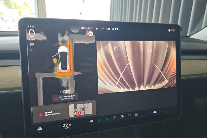 Hvid Tesla Model Y fra 2023