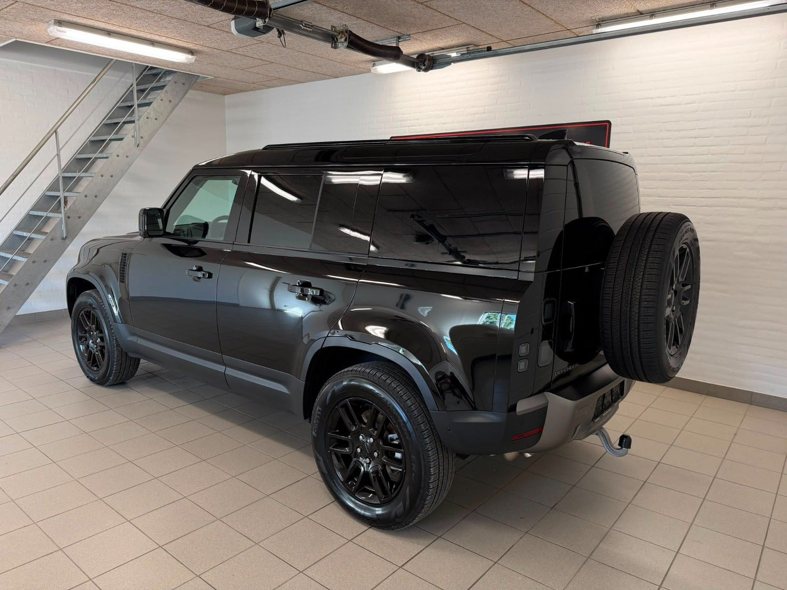 Sort Land Rover Defender 110 fra 2026