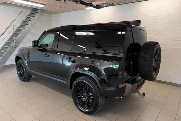 Sort Land Rover Defender 110 fra 2026