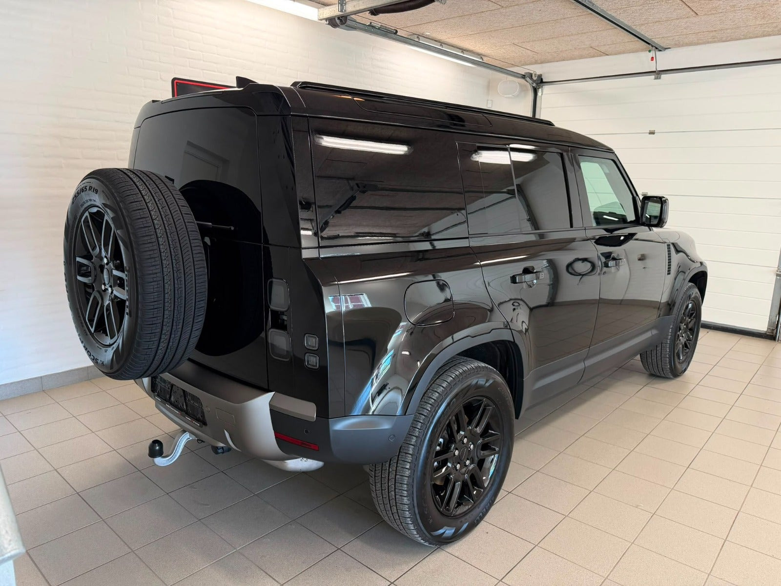 Sort Land Rover Defender 110 fra 2026