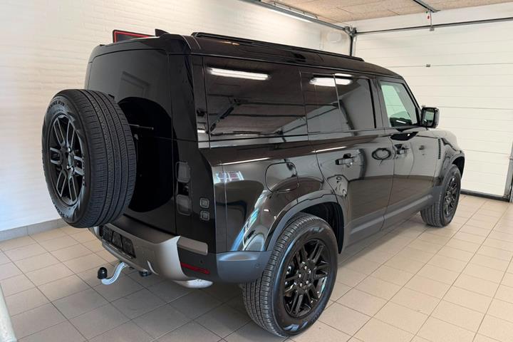 Sort Land Rover Defender 110 fra 2026