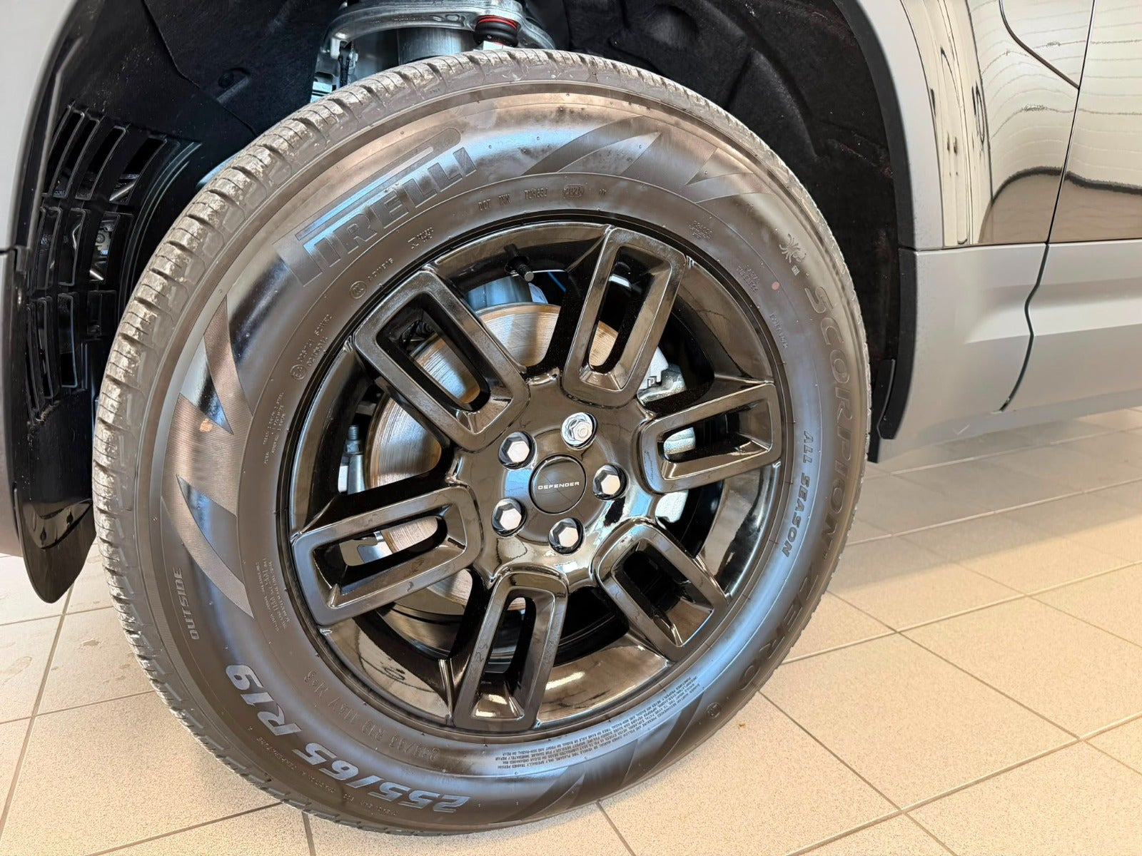 Sort Land Rover Defender 110 fra 2026