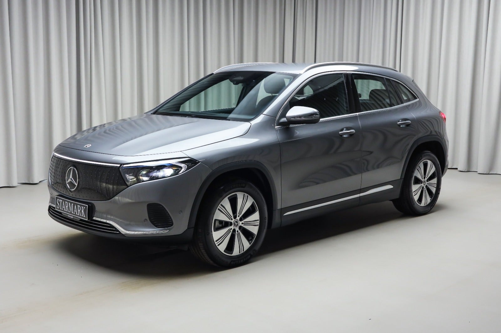 Grå Mercedes EQA250+ fra 2026 set udefra