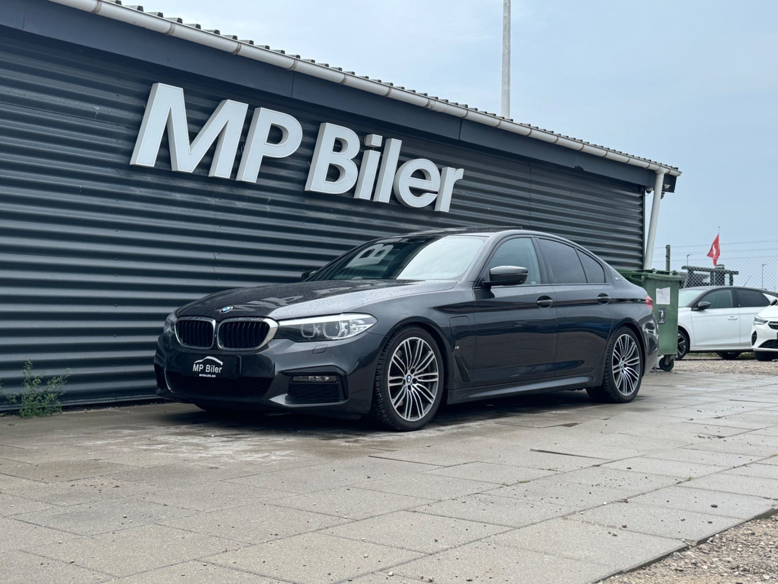 Grå BMW 530e fra 2018