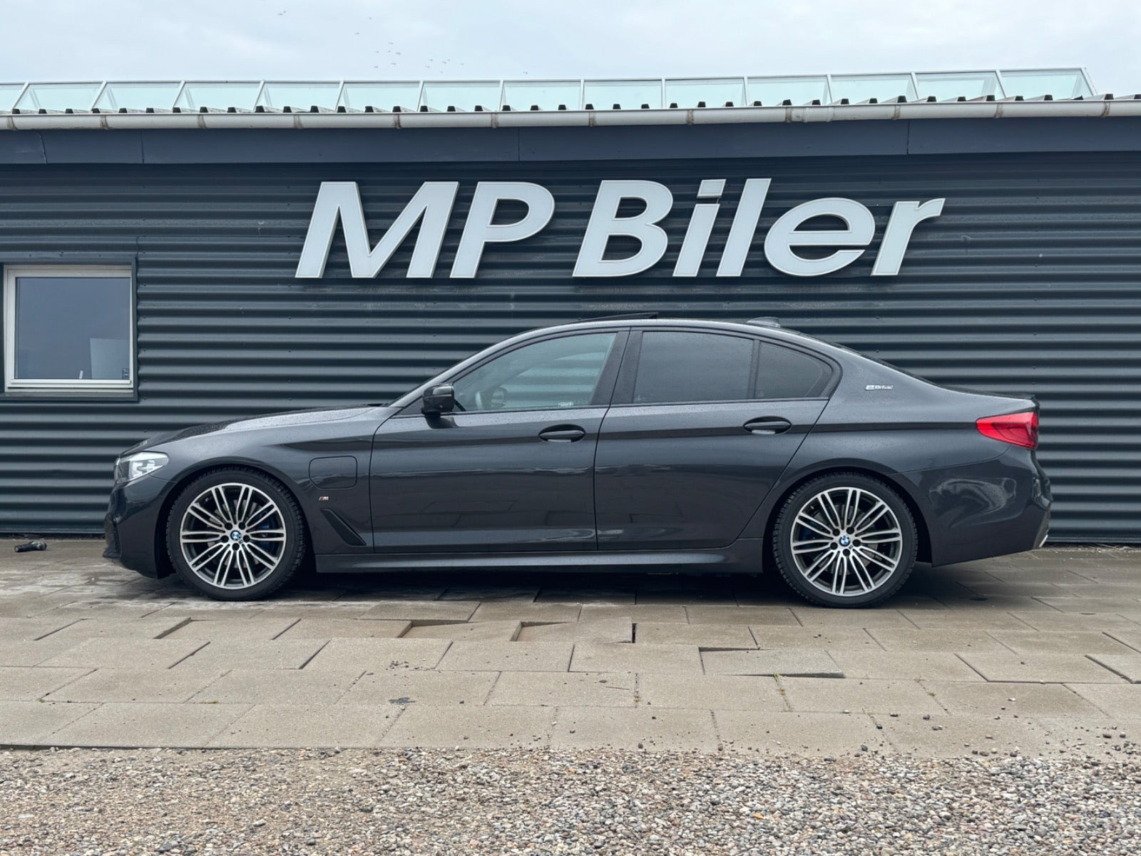 Grå BMW 530e fra 2018