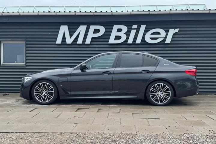 Grå BMW 530e fra 2018