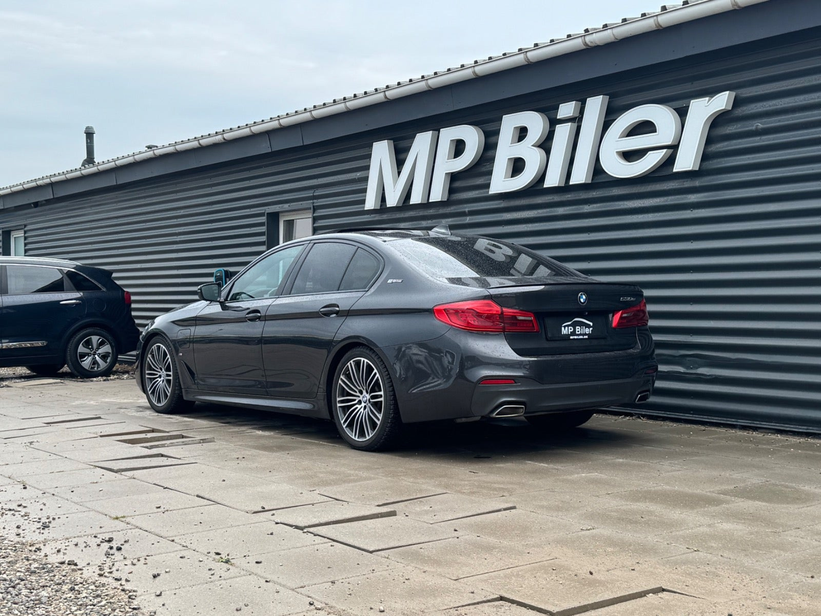 Grå BMW 530e fra 2018