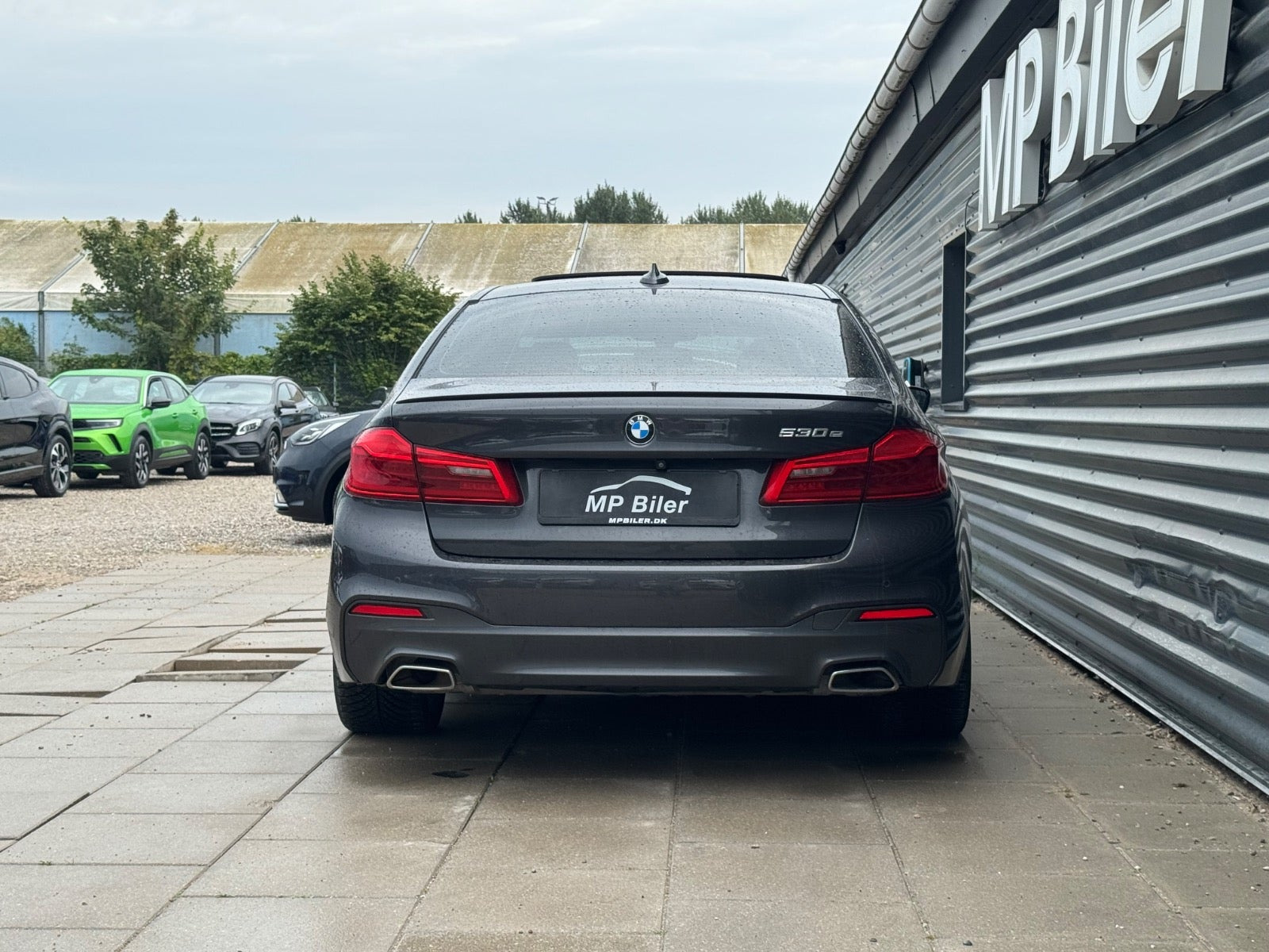 Grå BMW 530e fra 2018
