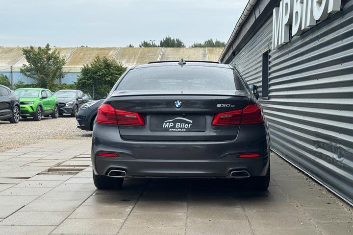 Grå BMW 530e fra 2018