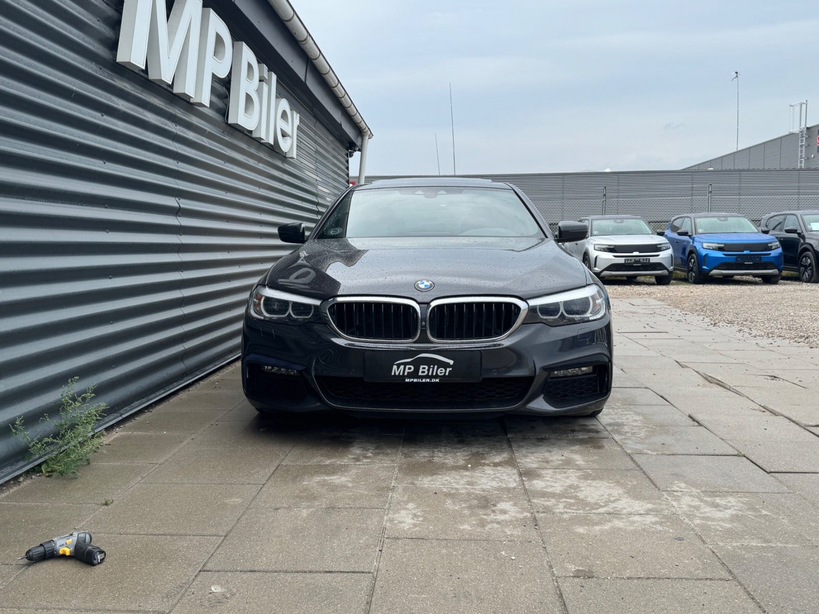 Grå BMW 530e fra 2018