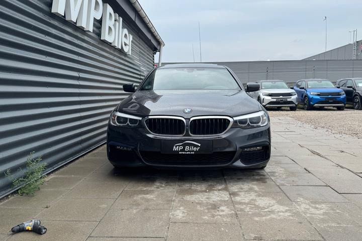 Grå BMW 530e fra 2018