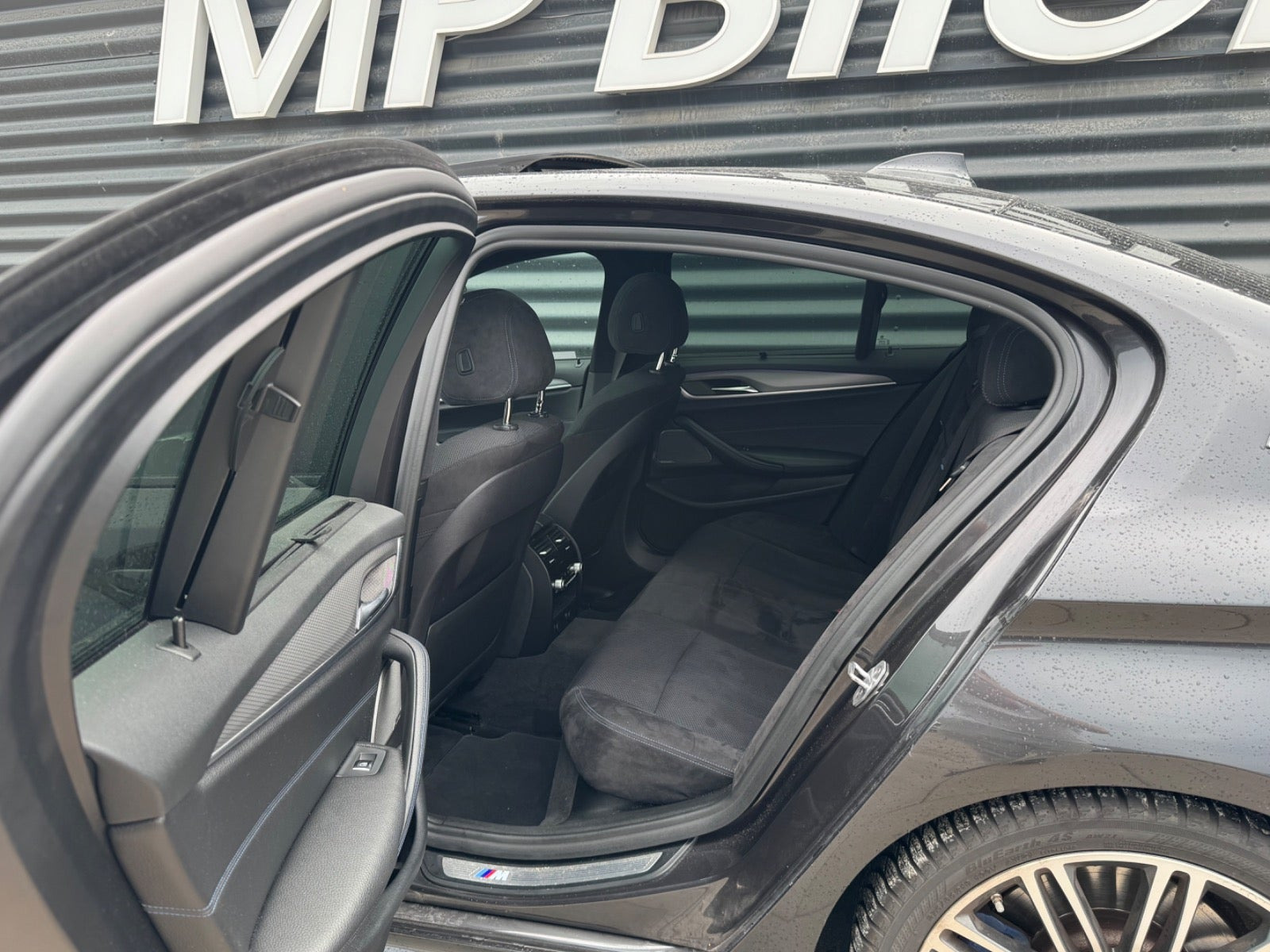 Grå BMW 530e fra 2018