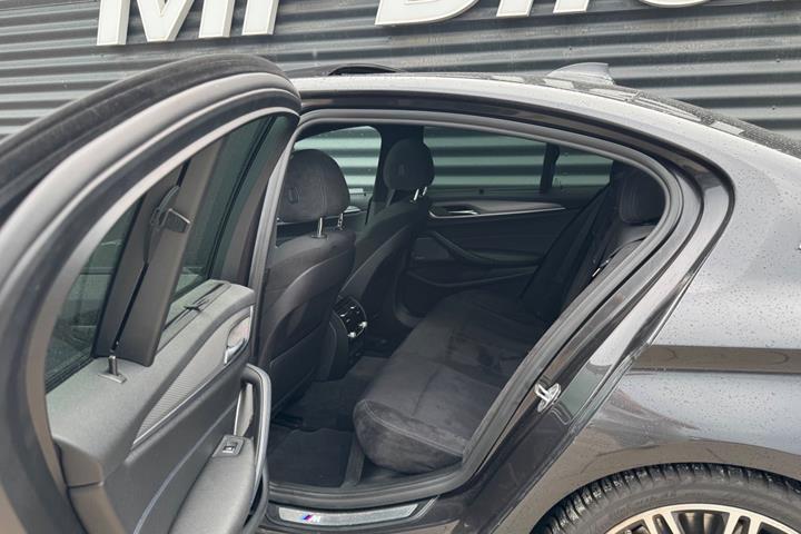 Grå BMW 530e fra 2018