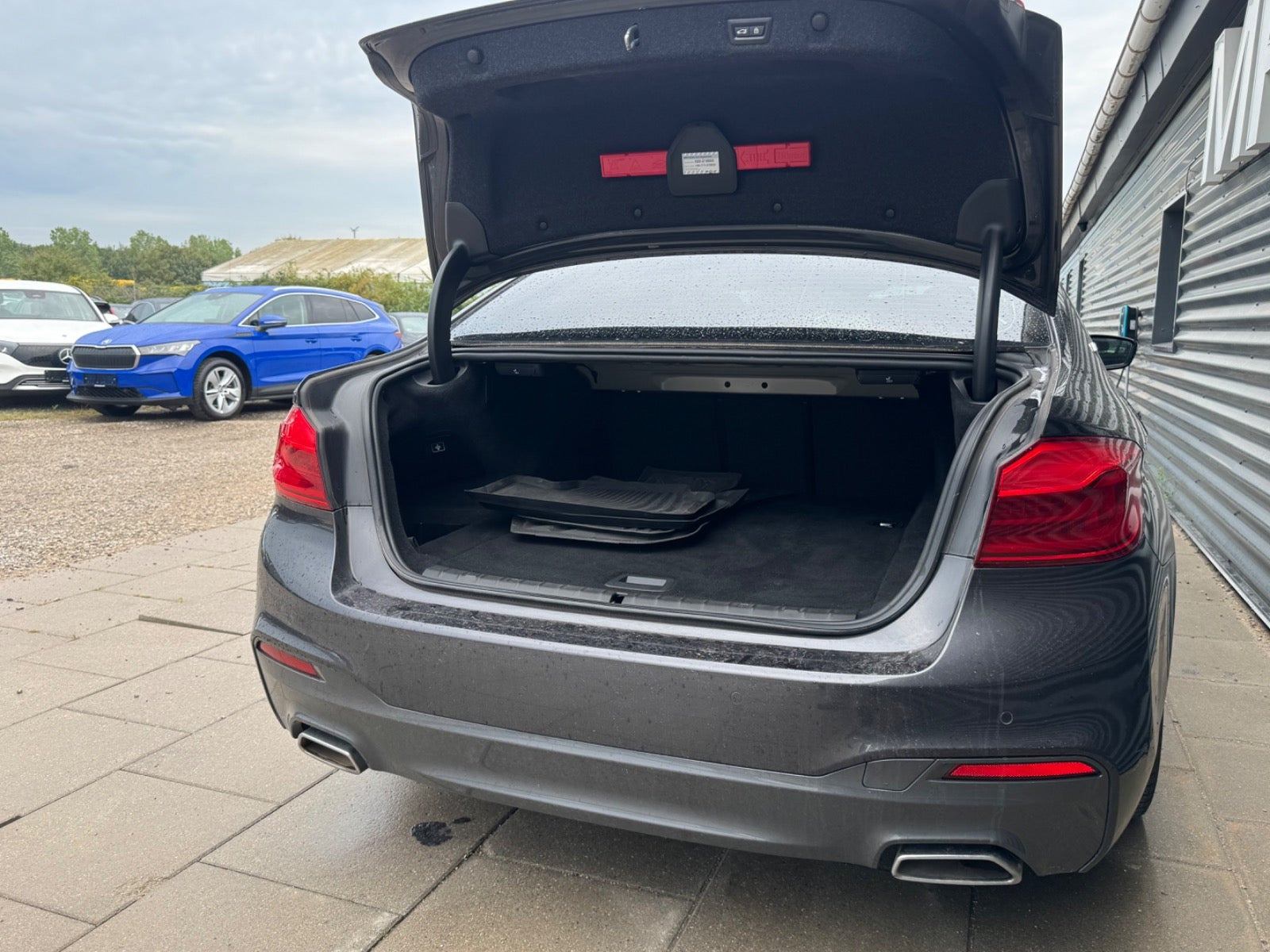 Grå BMW 530e fra 2018