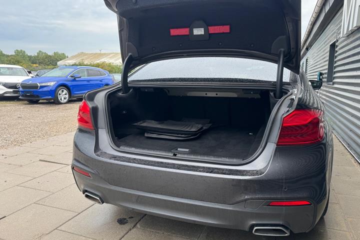 Grå BMW 530e fra 2018