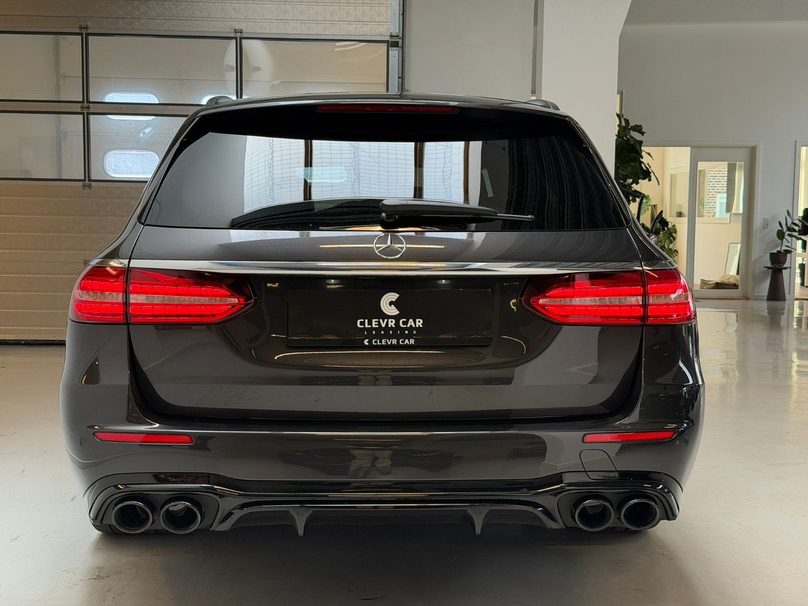 Grå Mercedes E53 fra 2022