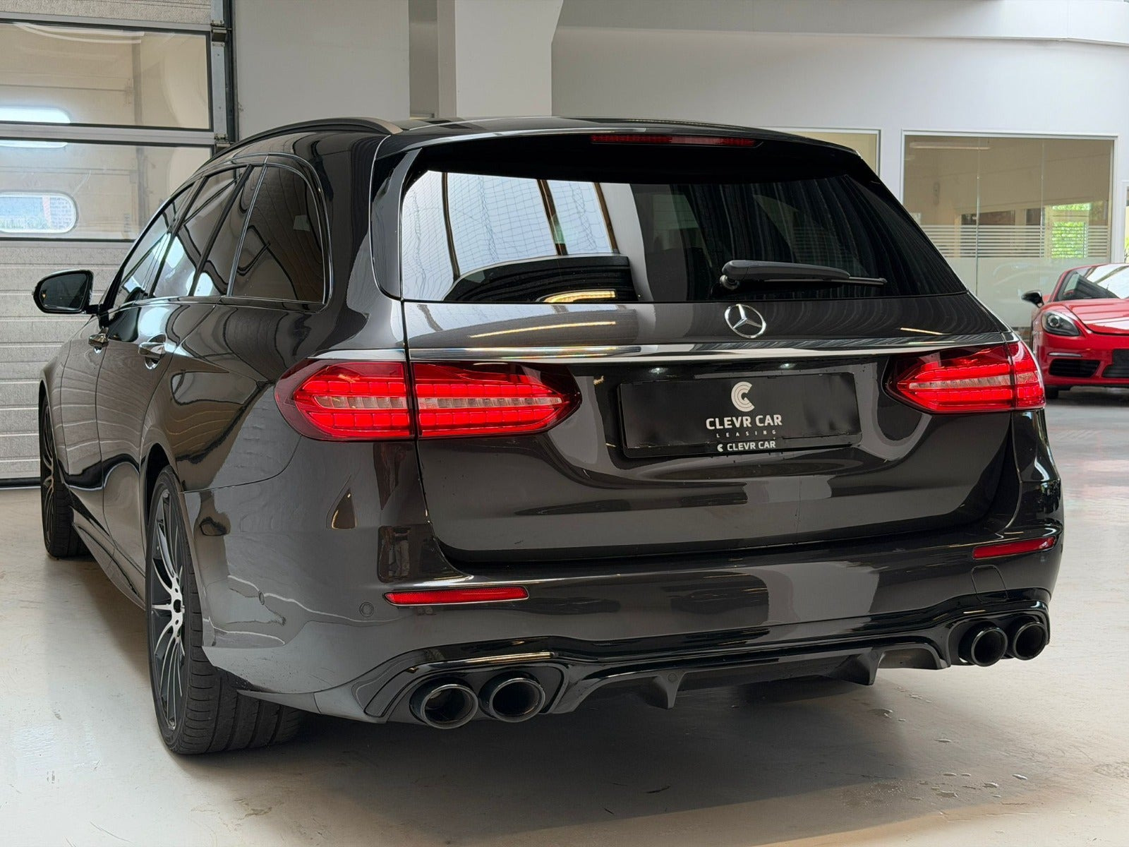 Grå Mercedes E53 fra 2022