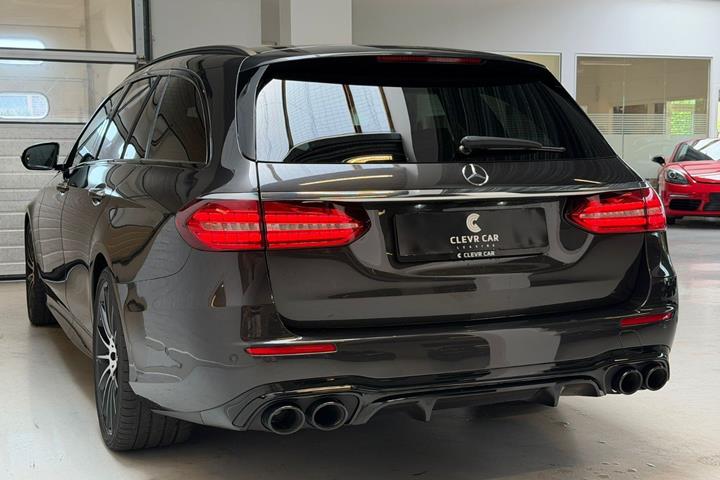 Grå Mercedes E53 fra 2022