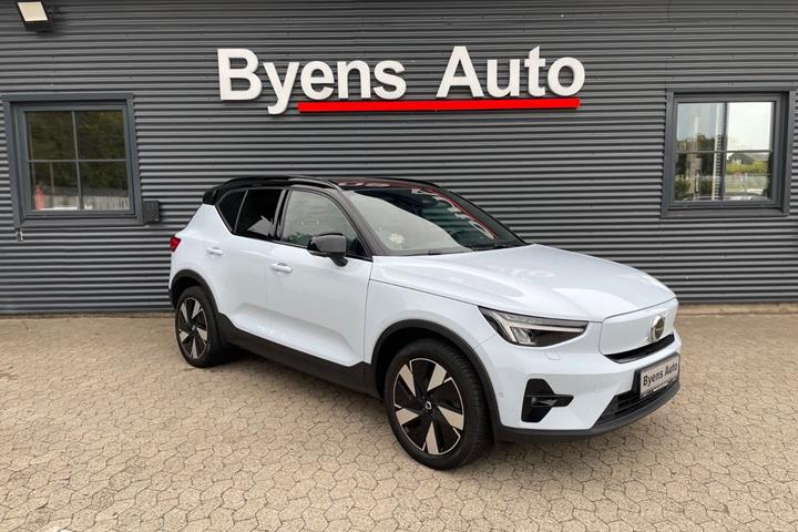 Blå Volvo XC40 fra 2024 set udefra