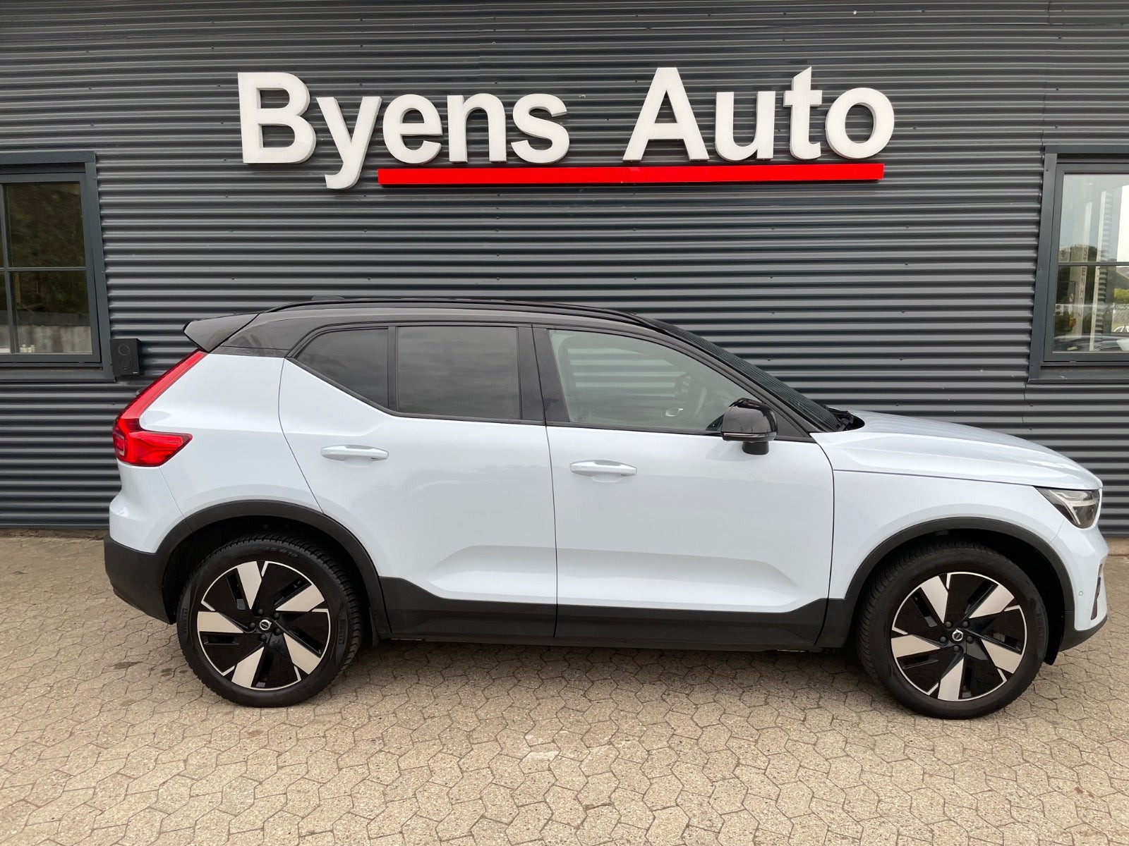 Blå Volvo XC40 fra 2024