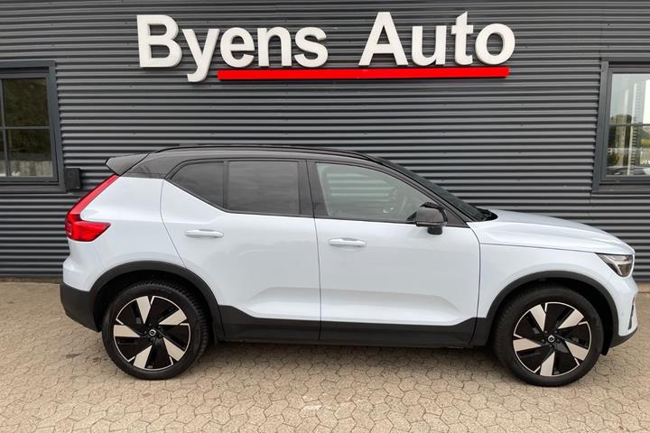 Blå Volvo XC40 fra 2024