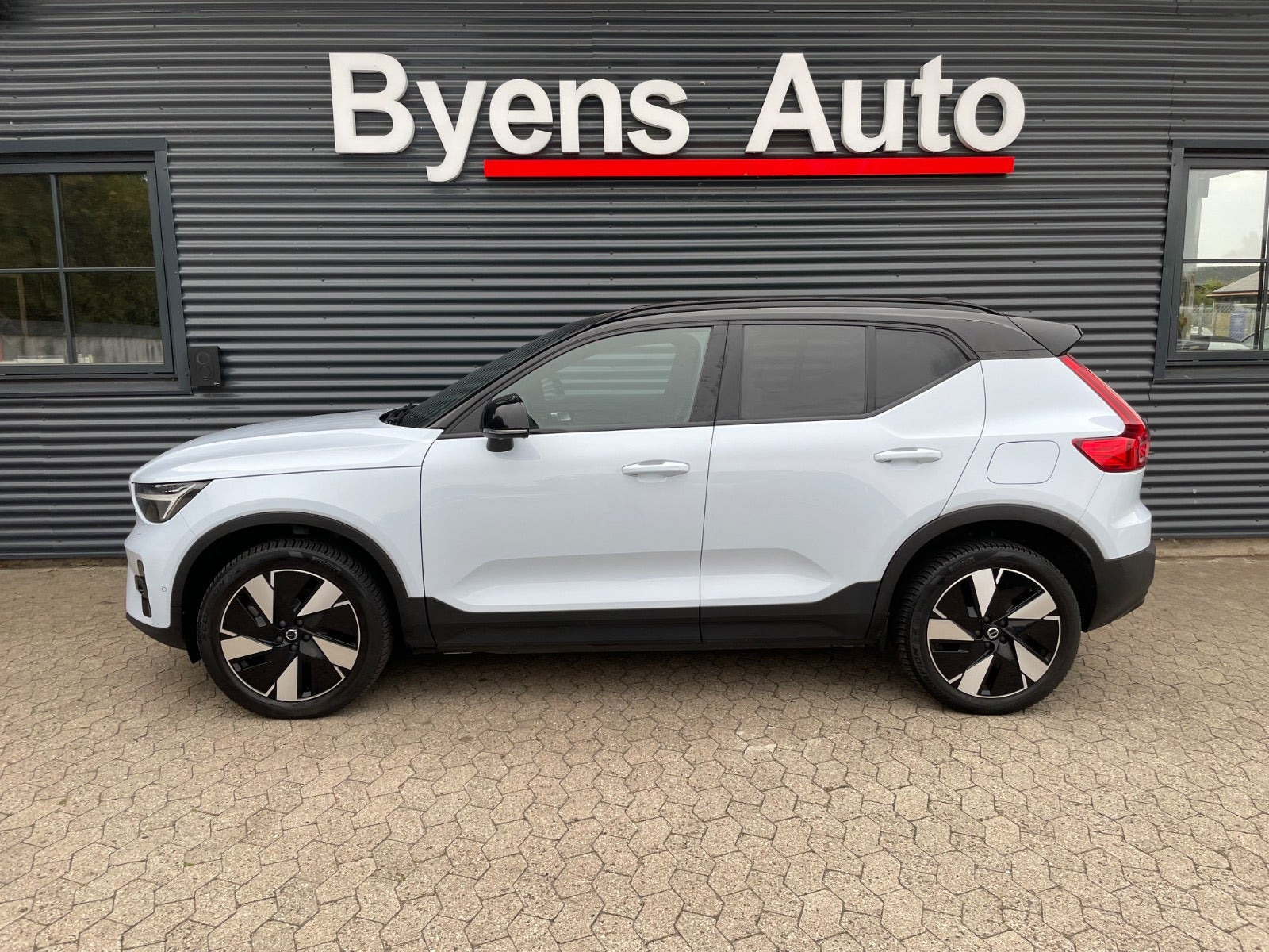 Blå Volvo XC40 fra 2024