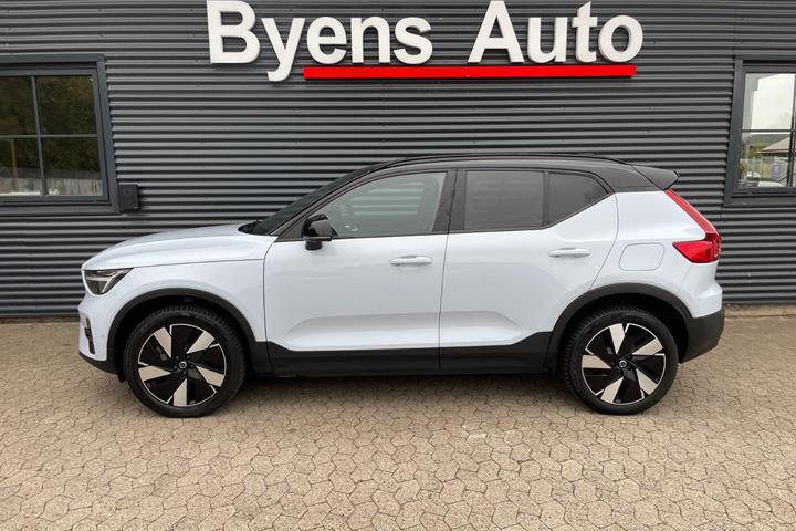 Blå Volvo XC40 fra 2024