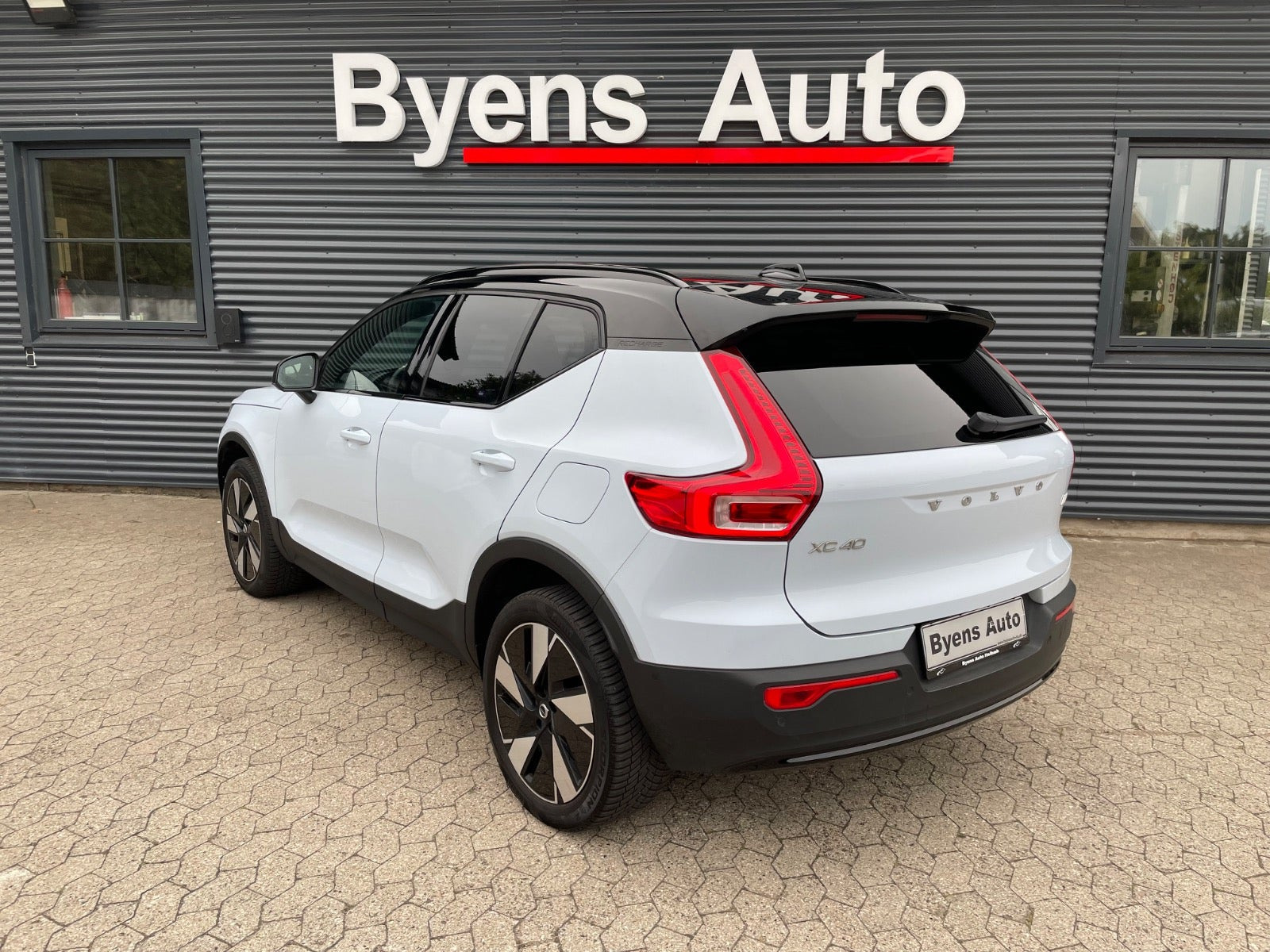 Blå Volvo XC40 fra 2024