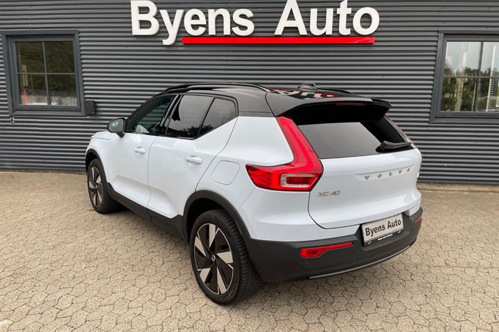 Blå Volvo XC40 fra 2024