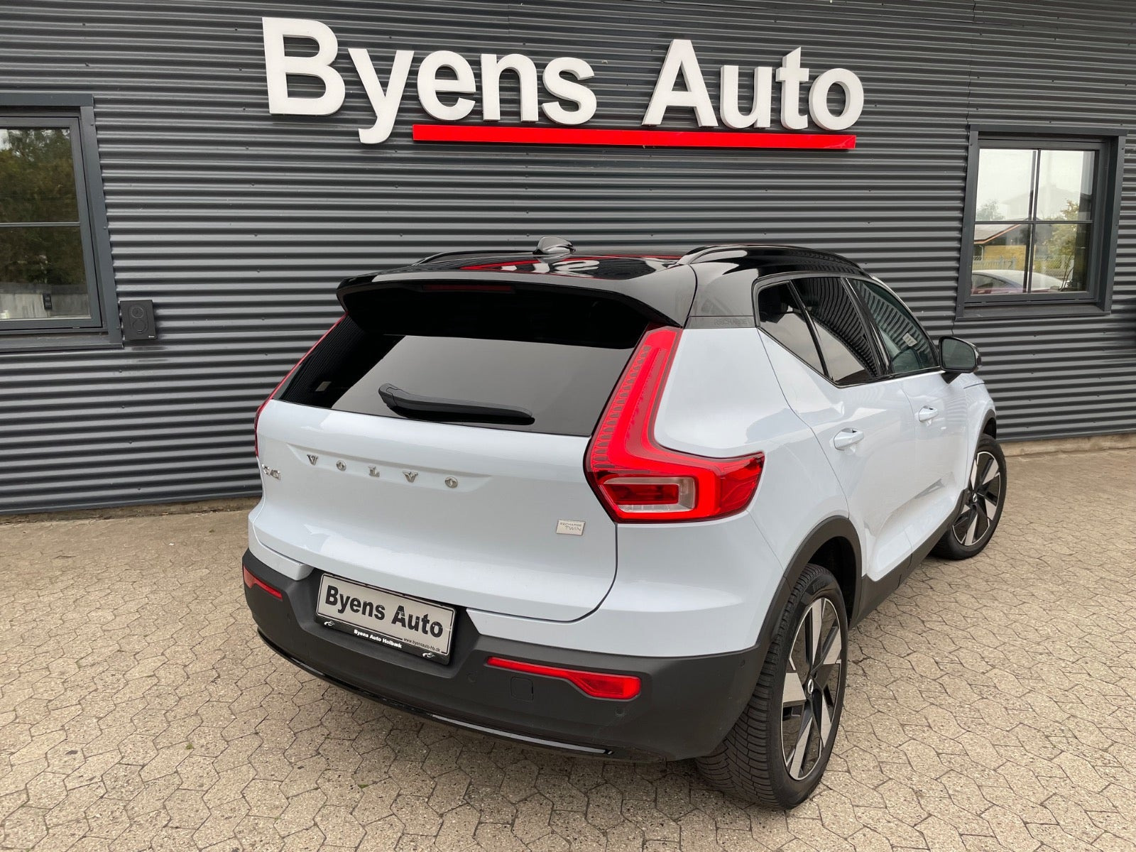 Blå Volvo XC40 fra 2024