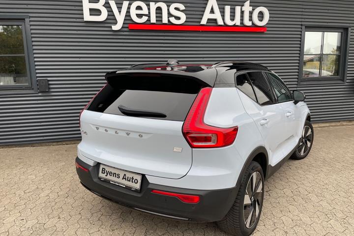 Blå Volvo XC40 fra 2024