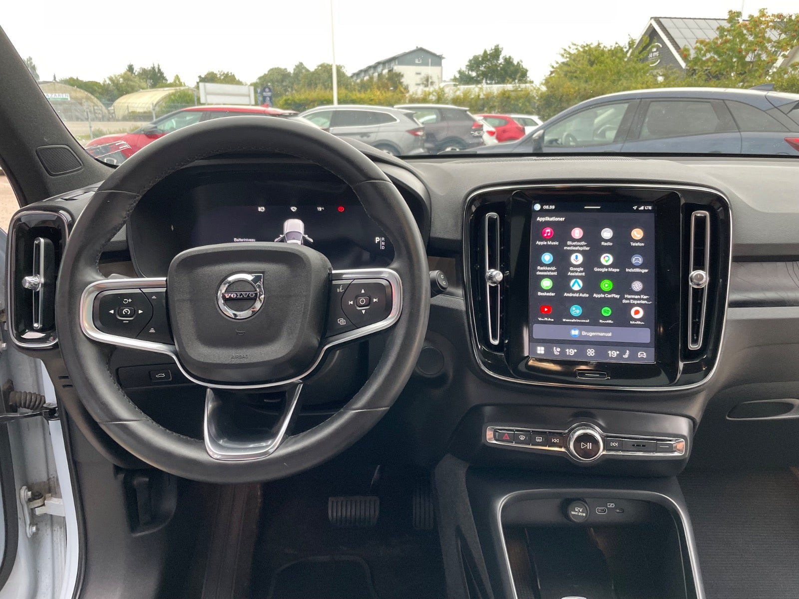 Blå Volvo XC40 fra 2024
