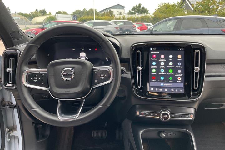Blå Volvo XC40 fra 2024