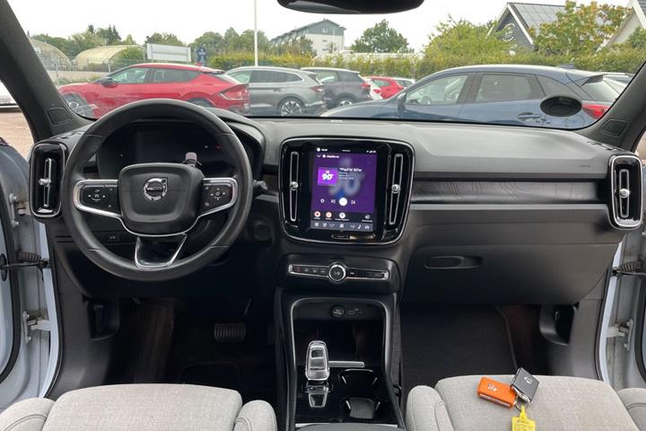Blå Volvo XC40 fra 2024
