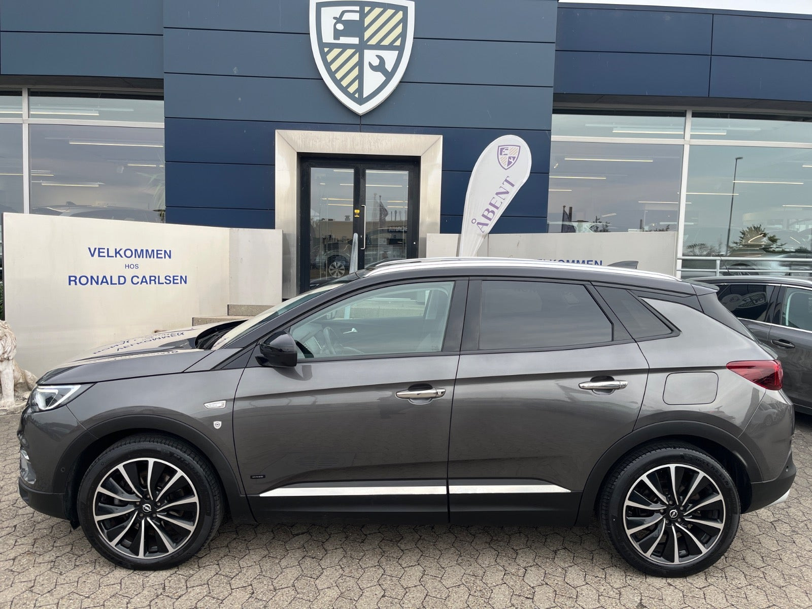 Grå Opel Grandland X fra 2021