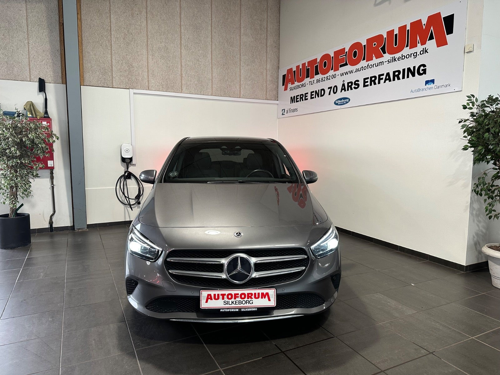 Grå Mercedes B250 e fra 2021
