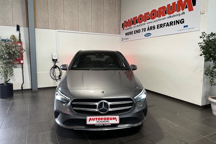Grå Mercedes B250 e fra 2021