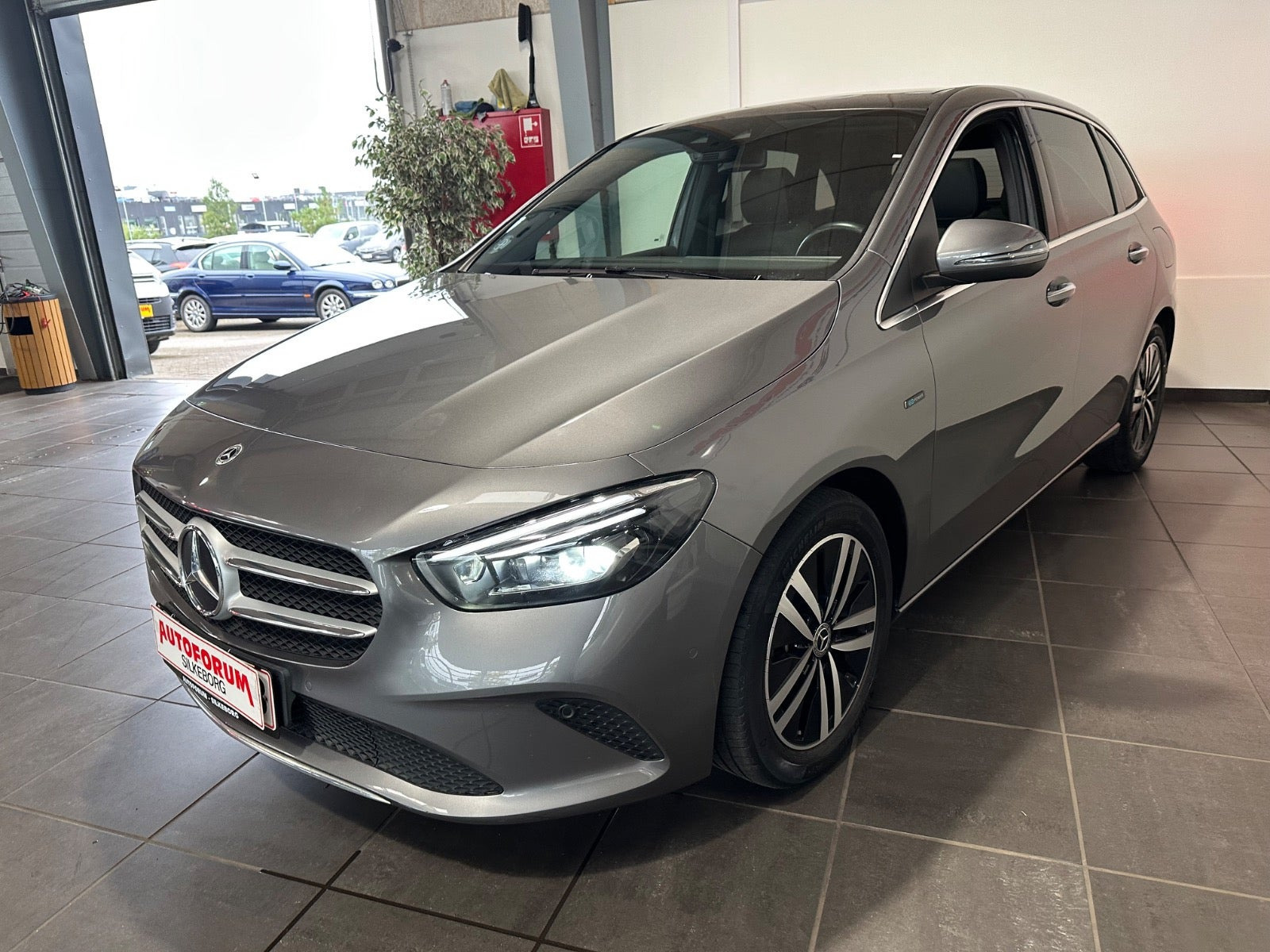 Grå Mercedes B250 e fra 2021