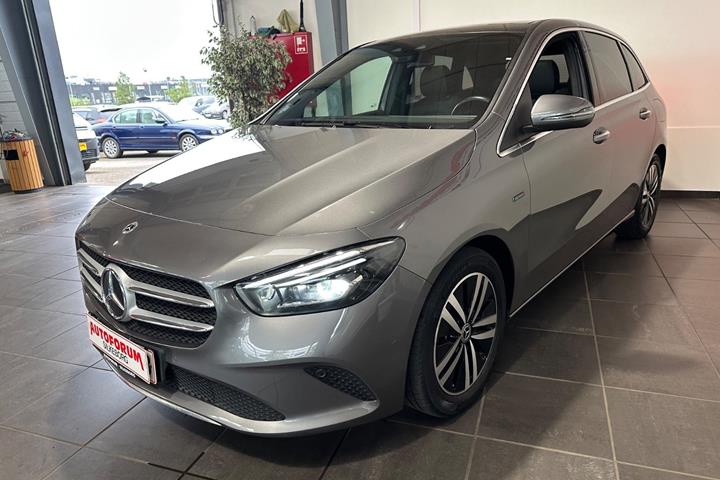 Grå Mercedes B250 e fra 2021