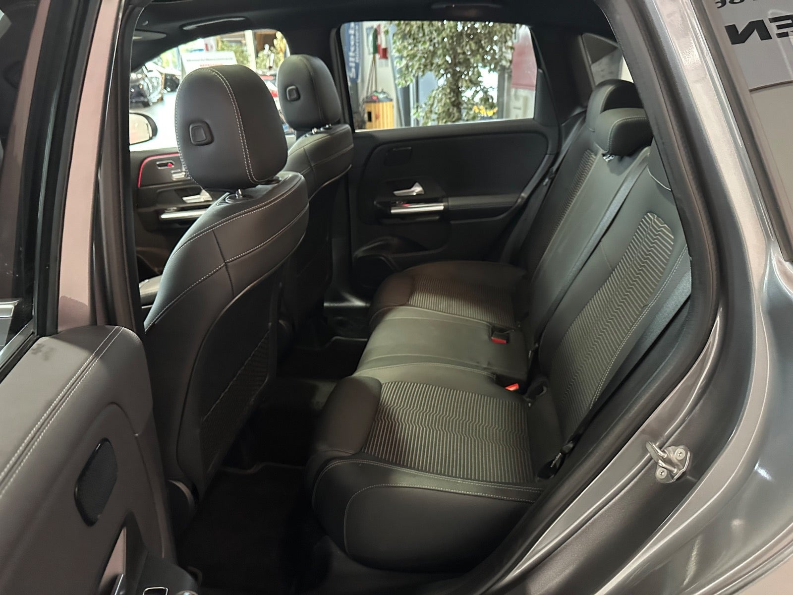 Grå Mercedes B250 e fra 2021