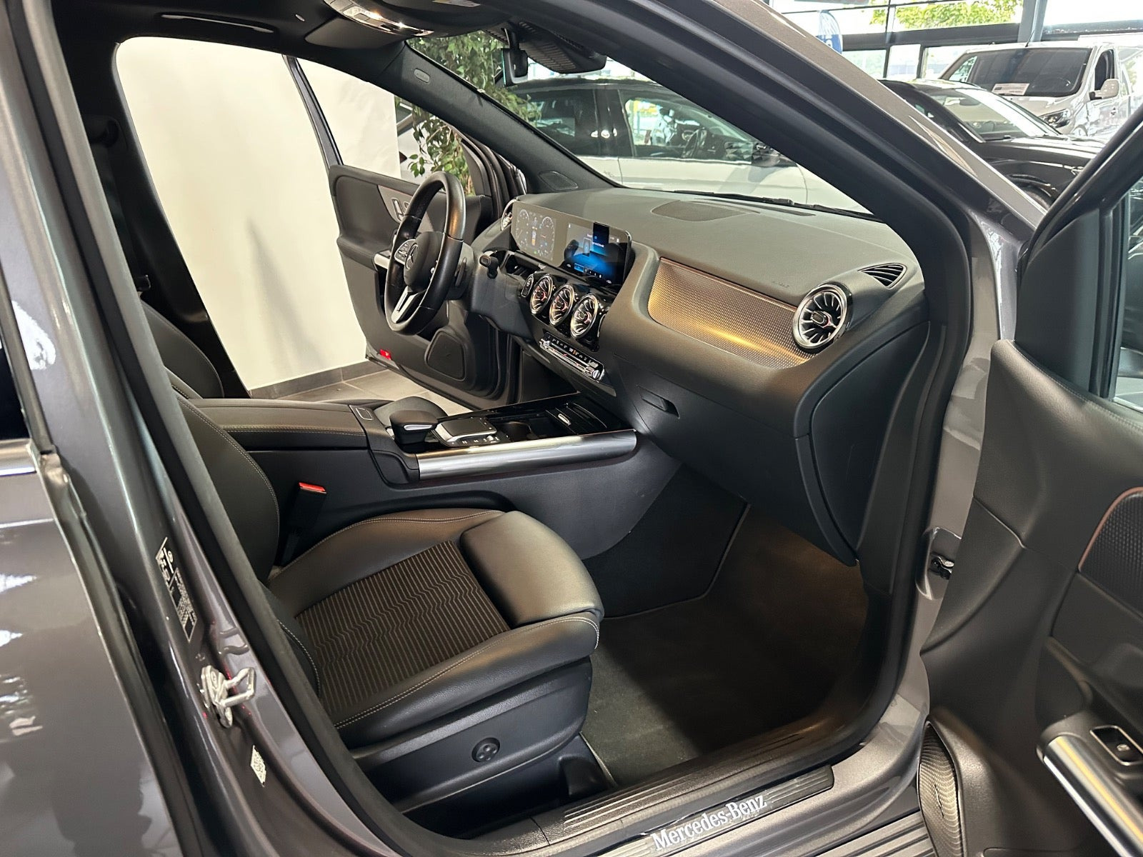 Grå Mercedes B250 e fra 2021