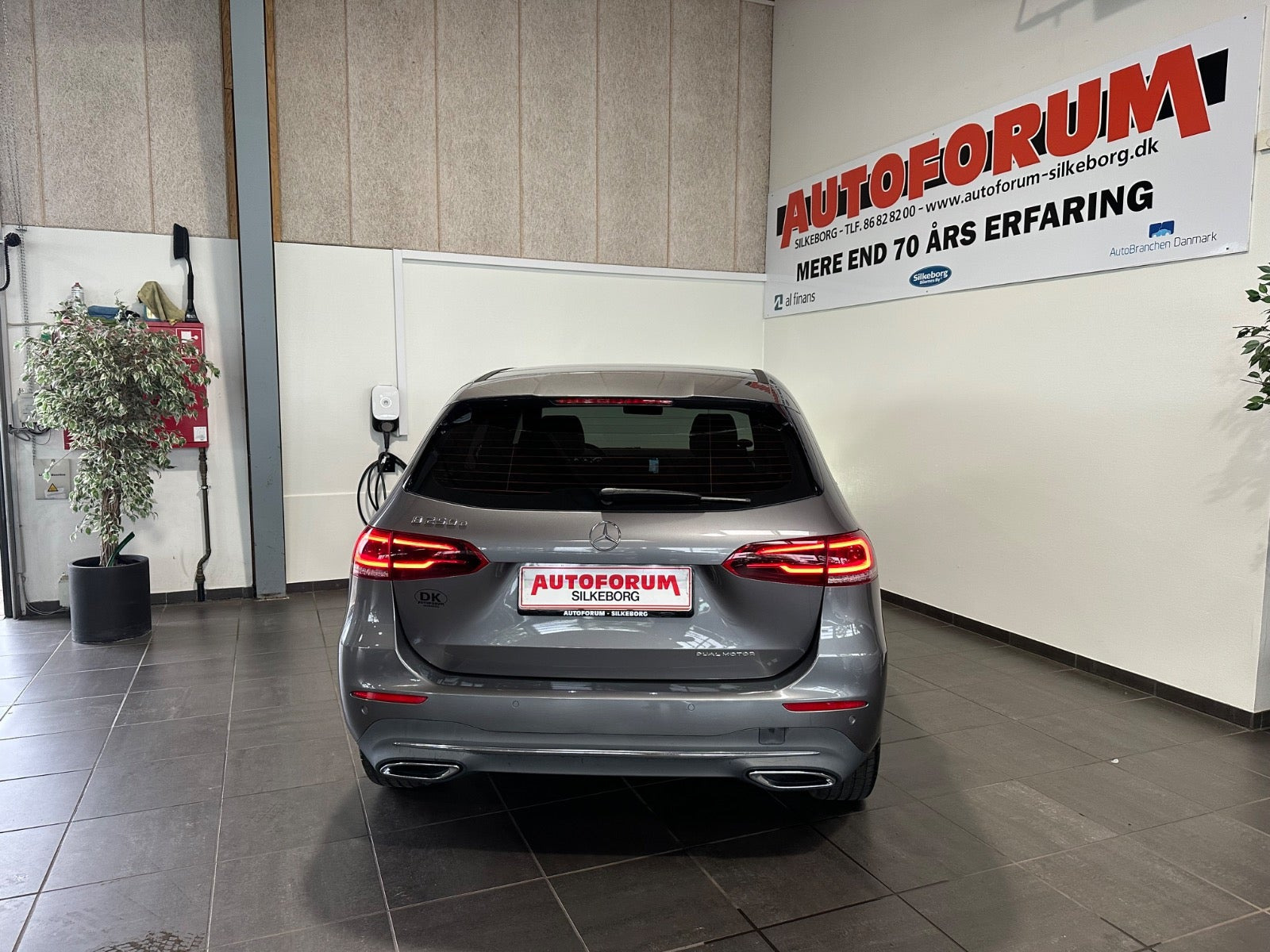 Grå Mercedes B250 e fra 2021